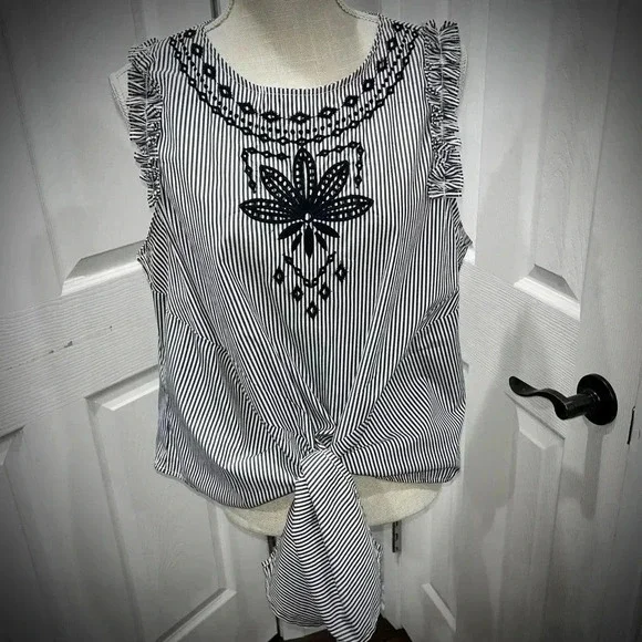 Signature Studio railroad striped, embroidered, sleeveless shirt with waist tie - Picture 5 of 9